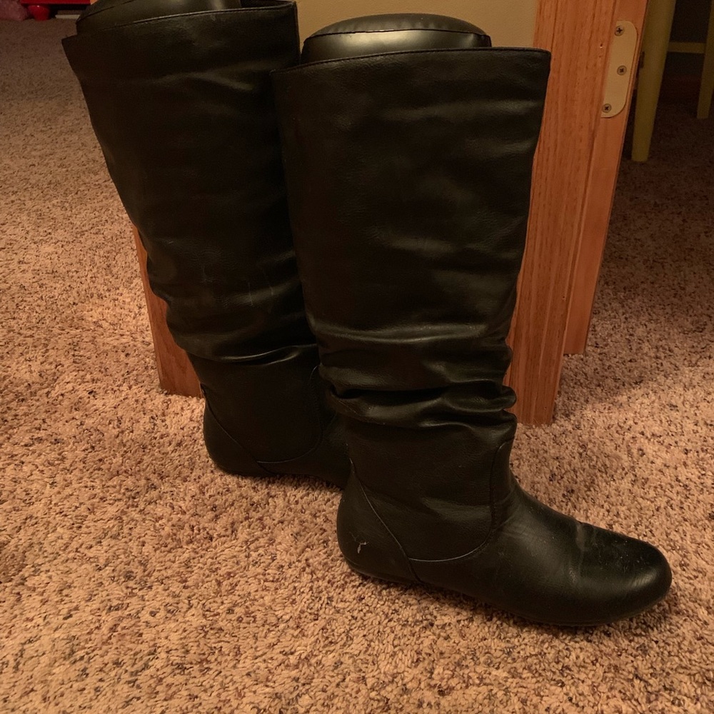 Black wrinkle boots